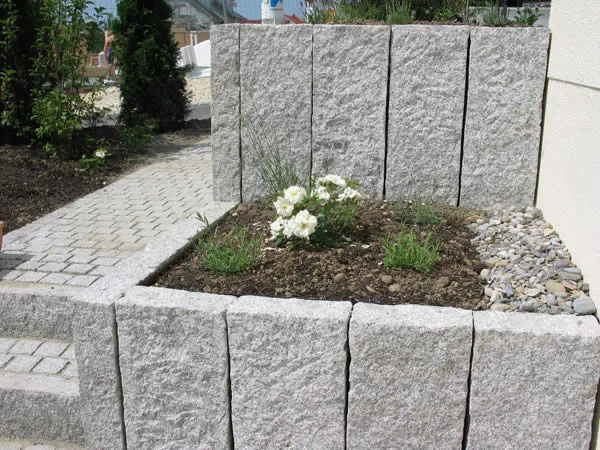 Begrünte Dachfläche mit flächiger Bepflanzung