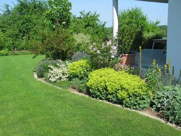 Geplanter und ausgeführter Garten mit klarer Wegeführung