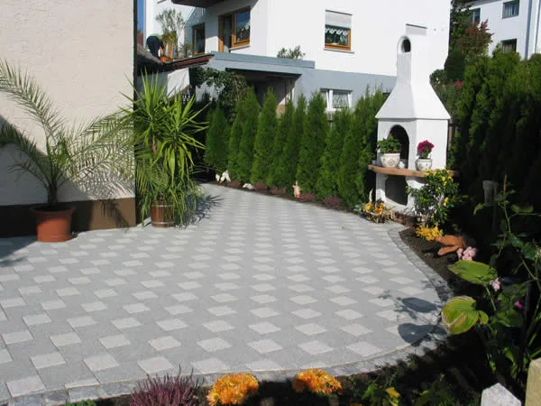 Umgestalteter Garten mit neuen Beeten und Rasenfläche