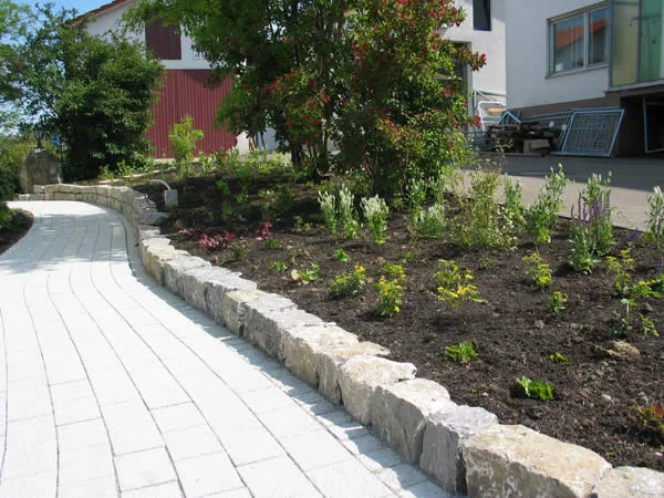 Neu angelegte Gartenanlage mit Rasenfläche und Gehölzen