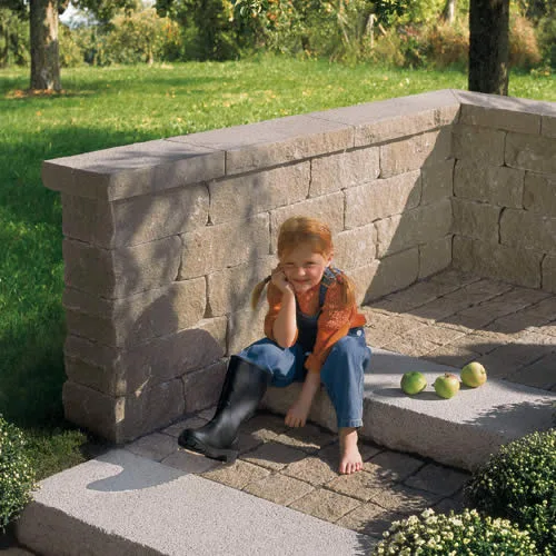 Gemauerte Stützmauer im Garten mit Bepflanzung