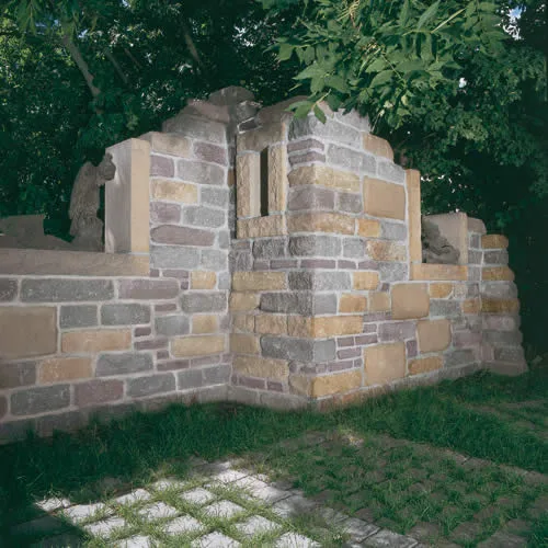 Trockenmauer als Hangsicherung im Garten