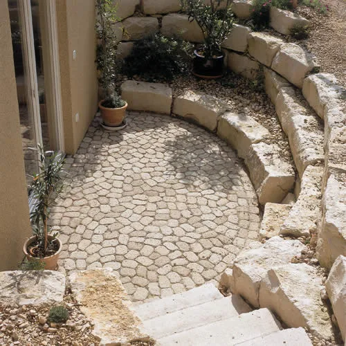 Terrasse mit Betonplattenbelag am Haus