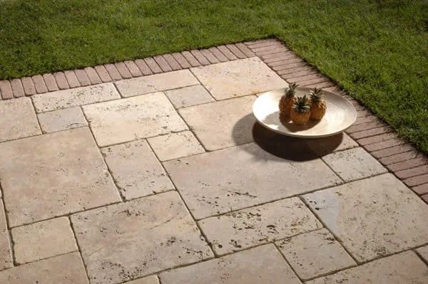 Terrasse mit hellem Natursteinbelag