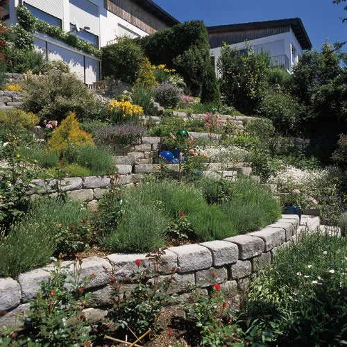 Sitzplatz im Garten mit gemauerter Einfassung